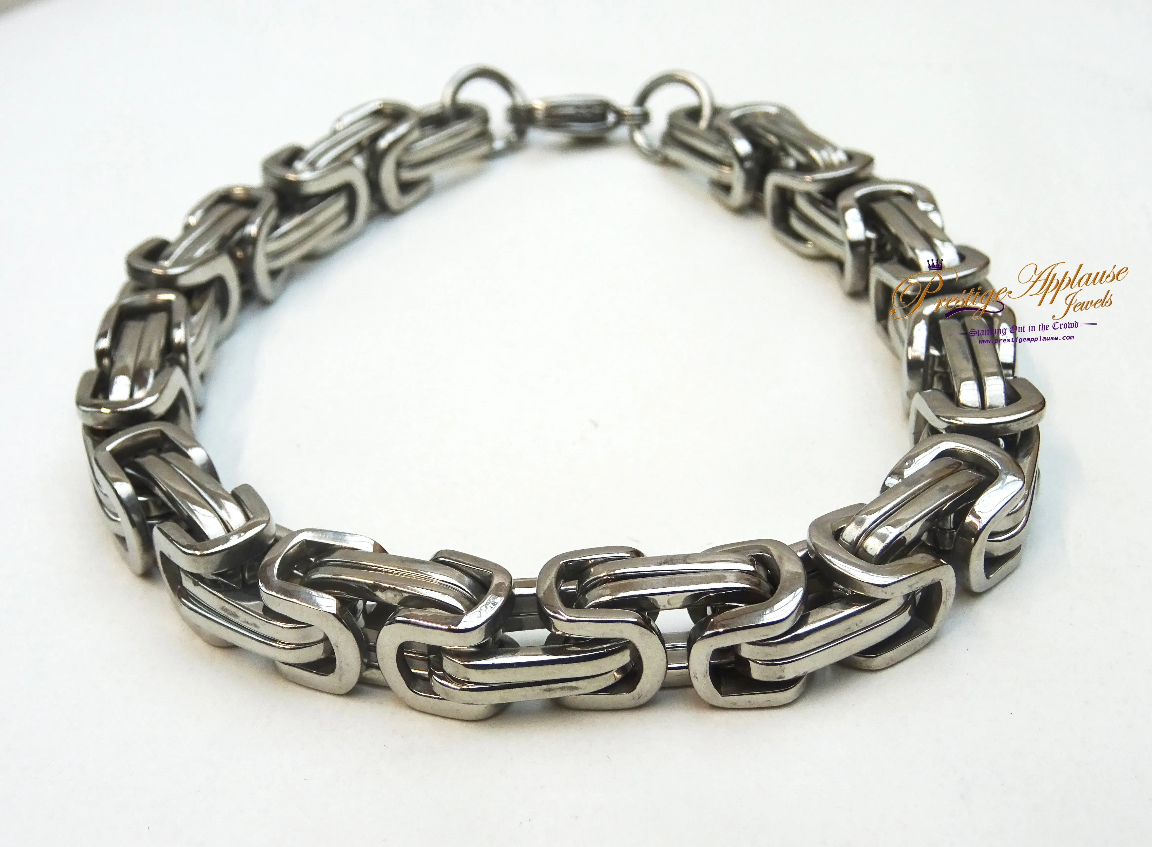 Beautiful Silver-Colour Retro Interlock Chain Bracelets for Ladies - Great as Gift