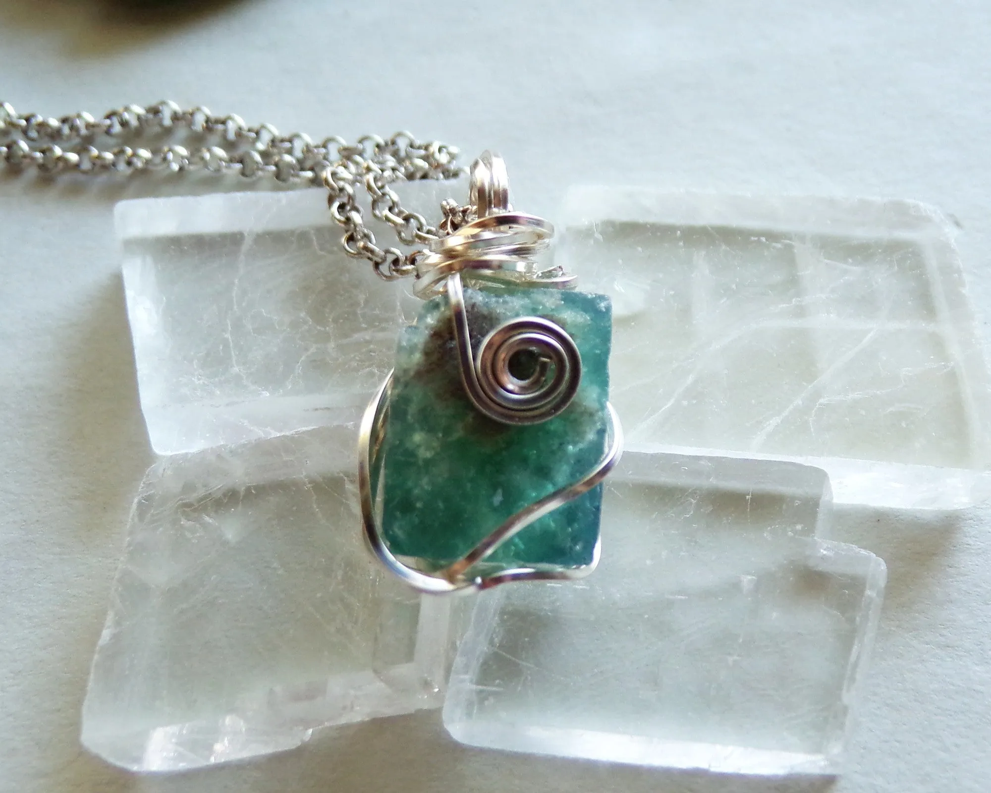 Rogerley Fluorite Color Changing Natural Gemstone Pendant Necklace