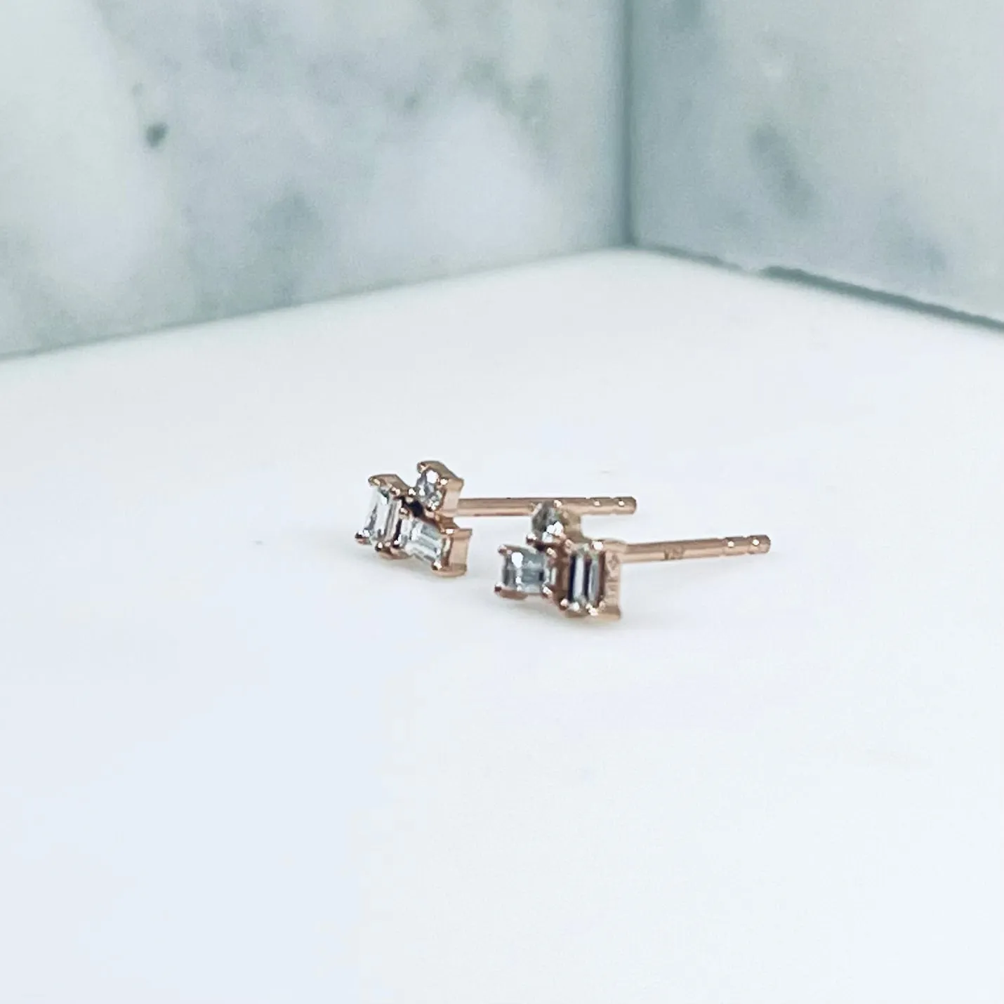 WD975 14kt gold Baguette and round diamond .20ct studs